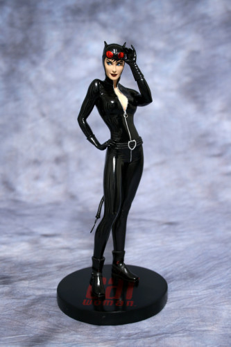 Cover Girls of DC Catwoman Statue 001