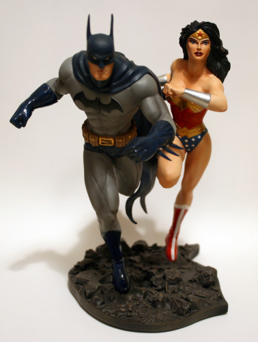 Justice League Build A Statue Batman and Wonder Woman 001