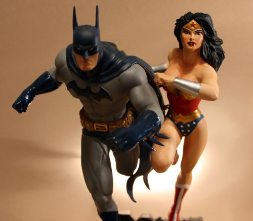 Justice League Build A Statue Batman and Wonder Woman 005