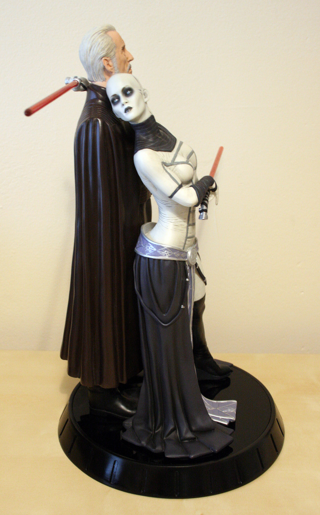 Star Wars Asajj Ventress and Count Dooku Statue 004.
